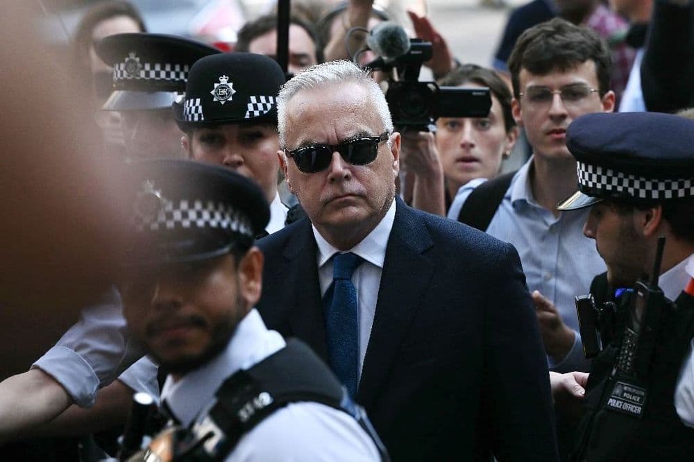 L'ex-vedette de la BBC Huw Edwards reconnaît avoir reçu des images pédopornographiques