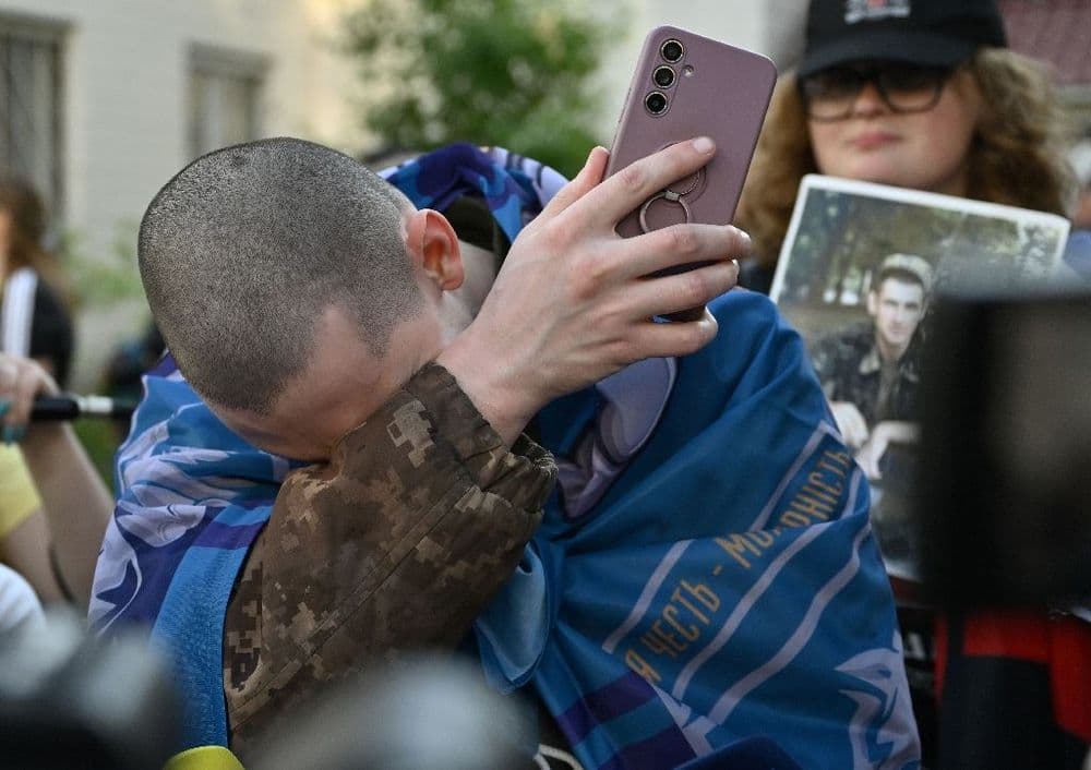 Ukraine : larmes et sourires lors du plus grand échange de prisonniers entre Kiev et Moscou