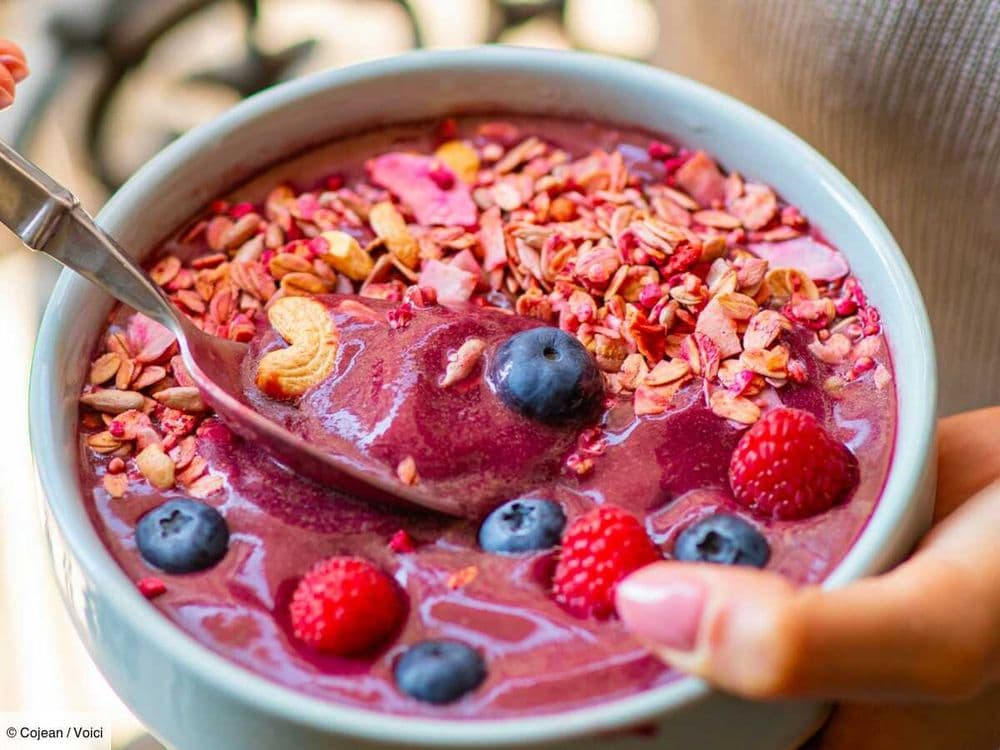 Açaï bowl aux fruits rouges : cette recette saine et nutritive est parfaite pour le petit-déjeuner