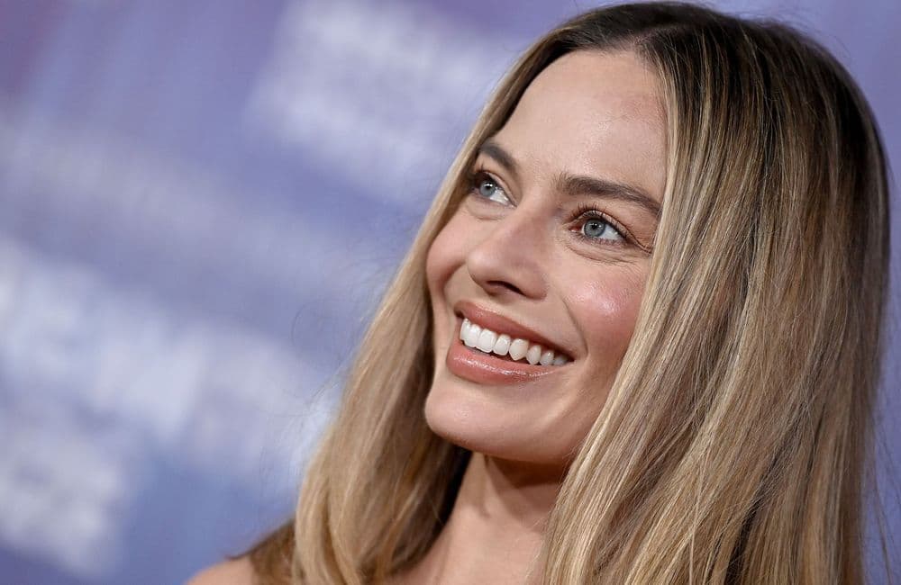 À Glastonbury, Margot Robbie dévoile la couleur de vernis la plus inattendue de l’été