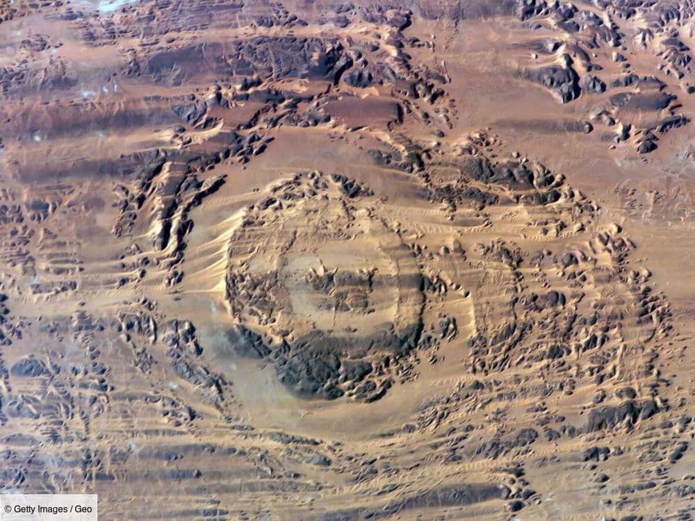 L'Œil de GÉO: au Sahara, un impact de météorite "tueuse de villes", attire les dunes de sable