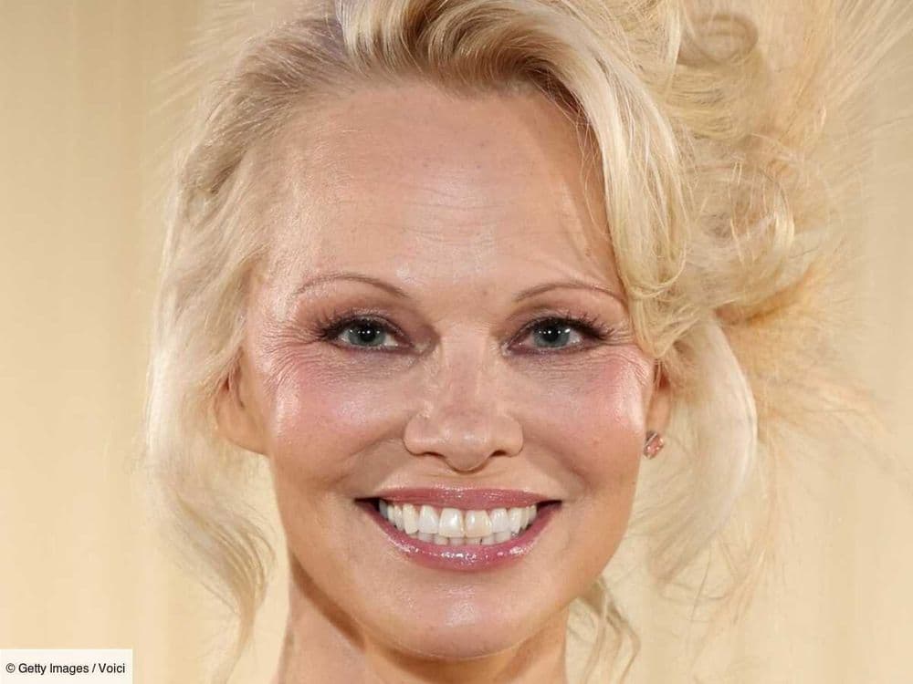 Pamela Anderson : À 57 ans, elle adopte l’ensemble flatteur le plus chic du moment