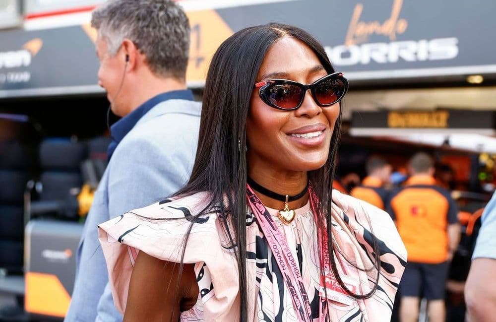 Naomi Campbell dévoile un rare cliché entourée de ses deux enfants