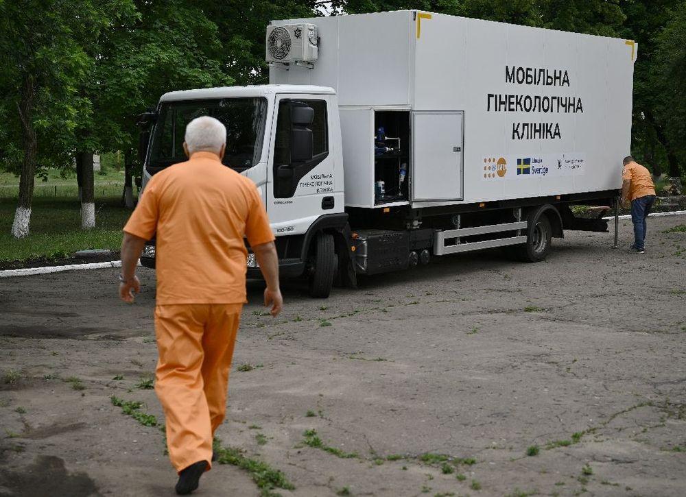 Dans l'est de l'Ukraine, des gynécologues itinérants pour les villages "oubliés"