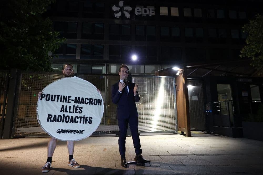 Greenpeace rend devant le siège d'EDF la statue de Macron, volée la veille