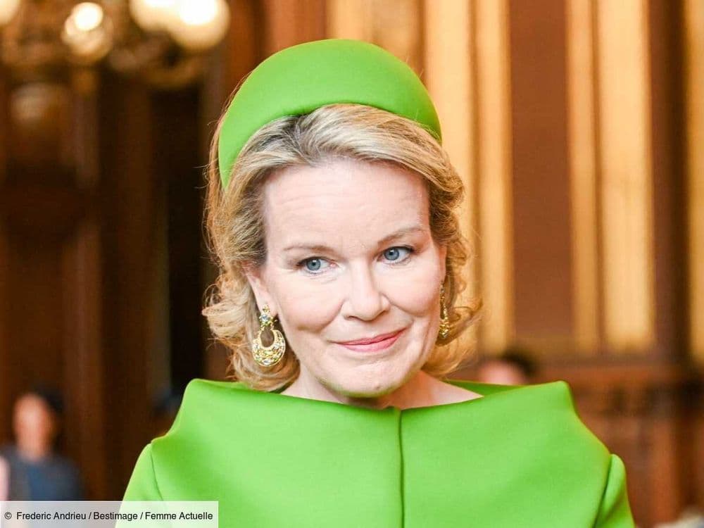 Serre-tête et ensemble vert, la reine Mathilde était au summum du chic en compagnie de Brigitte Macron lors d’un déjeuner à l’ambassade de Belgique