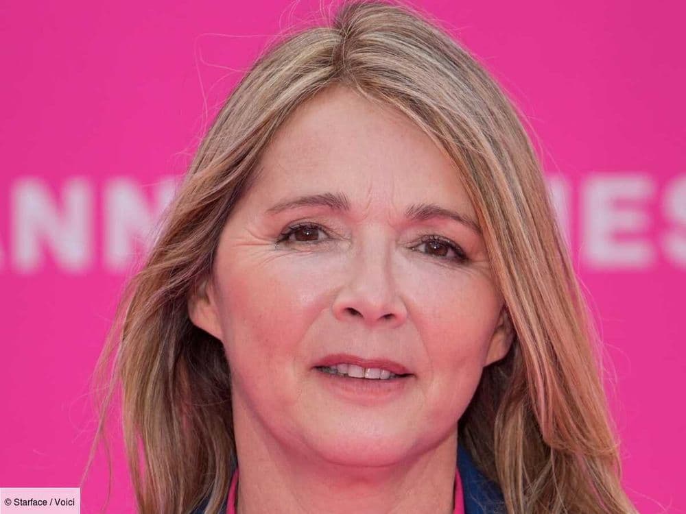 "Il était comme un gosse" : cette drôle de confidence d'Hélène Rollès sur sa rencontre avec Emmanuel Macron