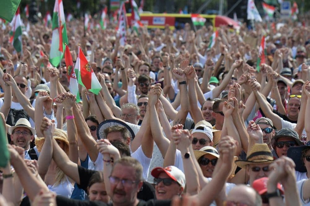 Hongrie: une foule réunie pour l'opposant n°1 à Orban, la veille des élections de l'UE