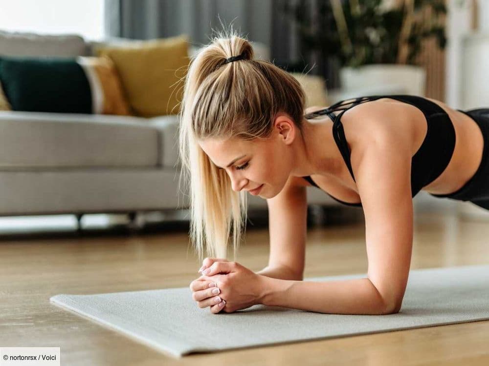 Ventre plat : 3 variantes de la planche à faire avec une chaise pour sculpter ses abdos