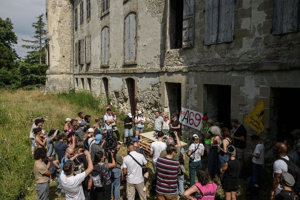Quelque 800 personnes, certaines masquées, à la mobilisation anti-A69 selon le préfet