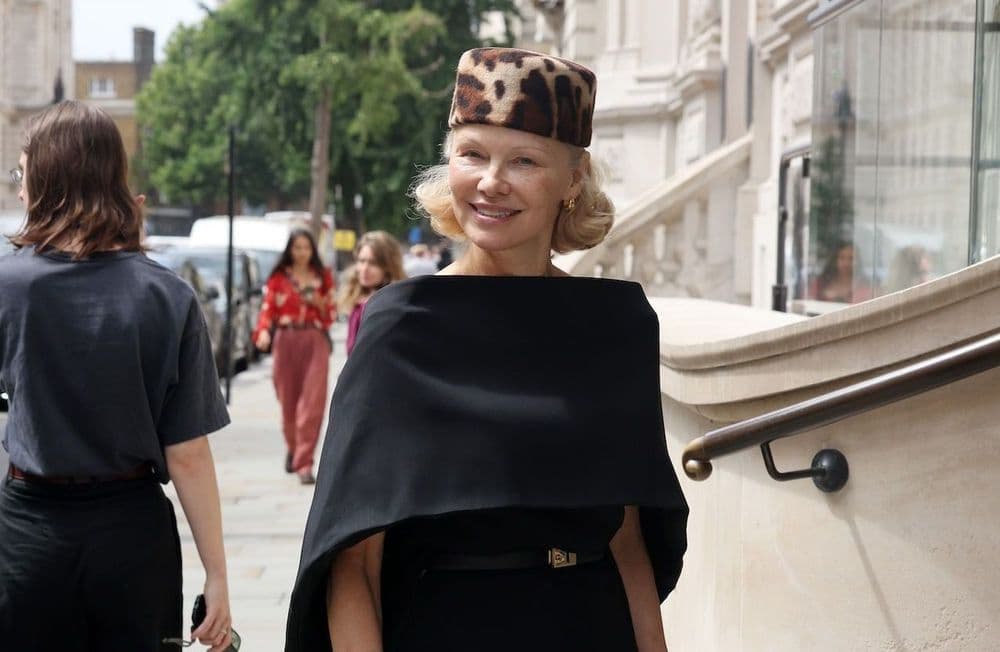 Pamela Anderson remet au goût du jour le chapeau culte de Jackie Kennedy
