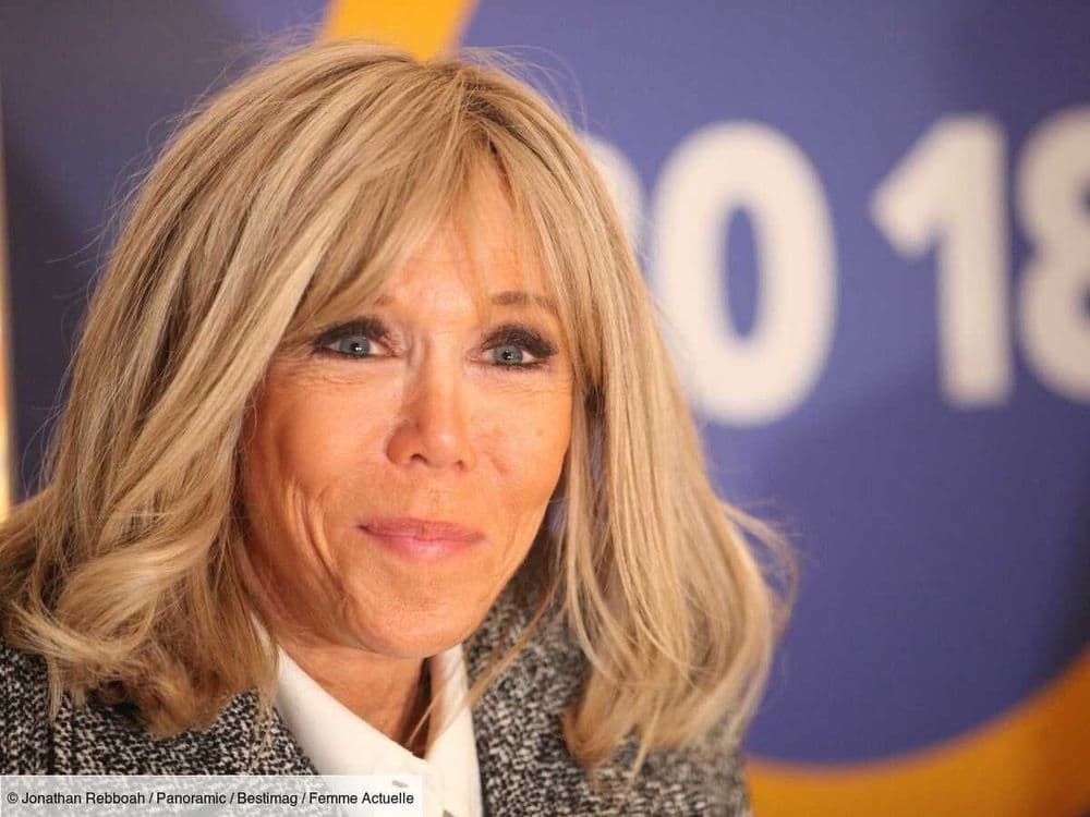 Brigitte Macron surprend dans un look rock : elle pose dans une sublime veste en cuir bleue