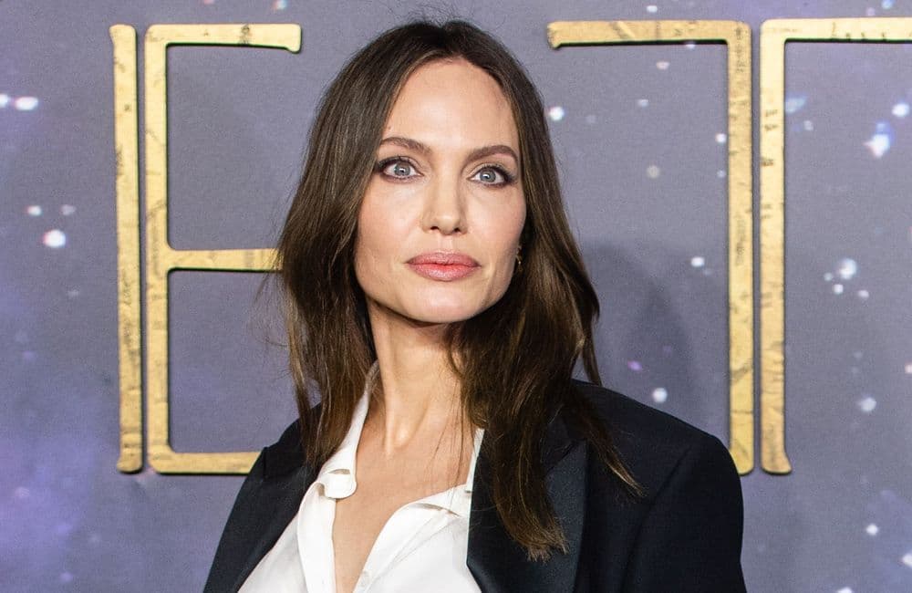 Plus blonde que jamais, Angelina Jolie semble avoir délaissé sa coloration signature