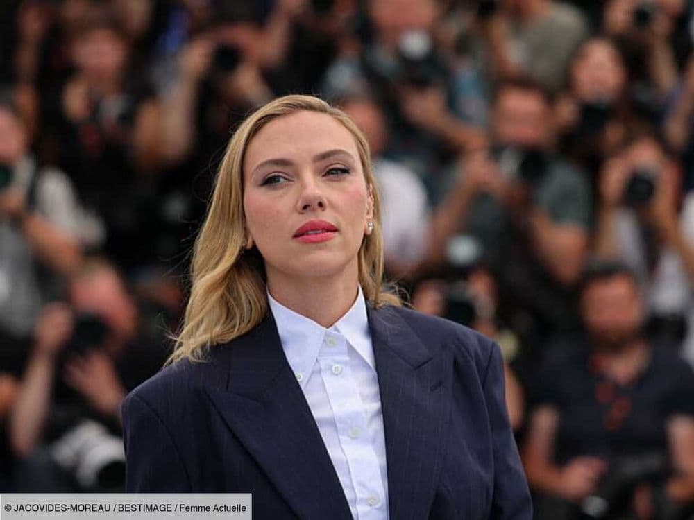 Scarlett Johansson opère un changement radical en adoptant un curly bob très court - on adore !