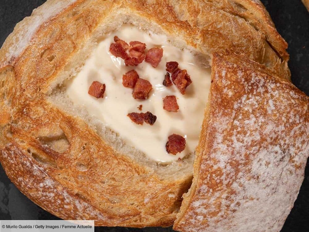 La recette facile qui a toujours du succès à l'apéro : le pain surprise au fromage fondu