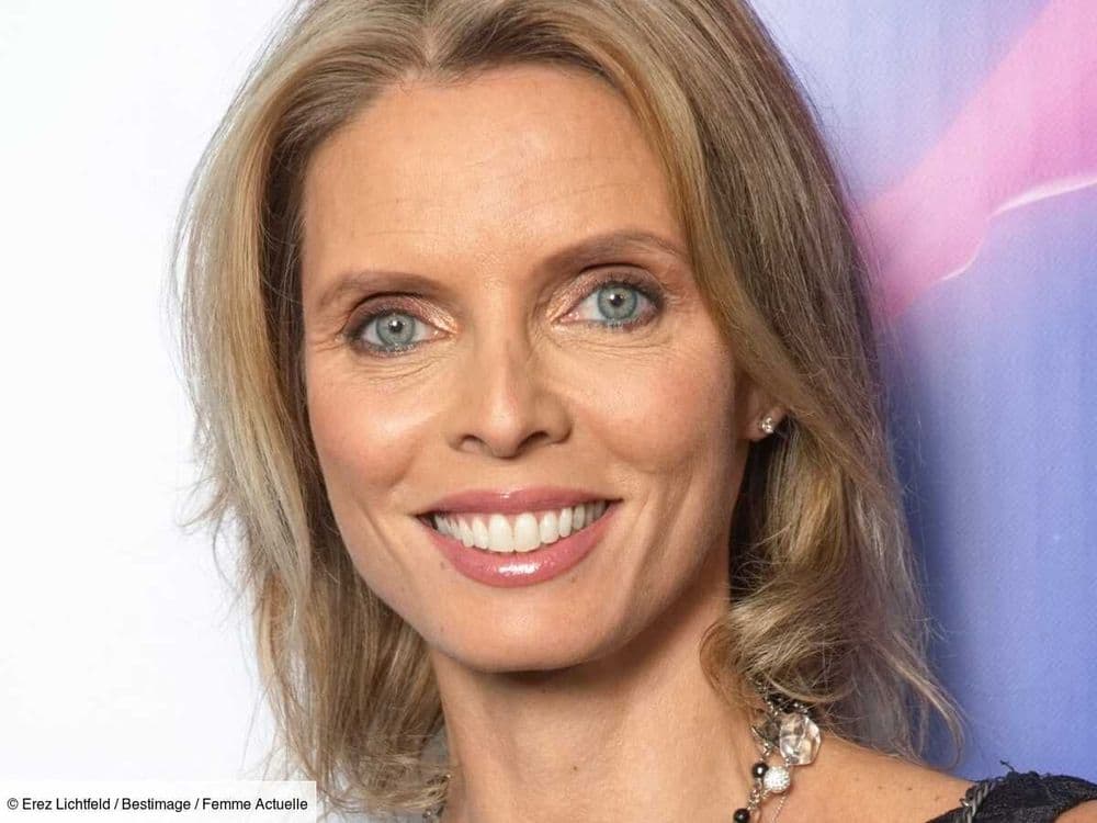 Drapée d'une sublime robe rouge fendue, Sylvie Tellier dévoile un look inspirant pour les Fêtes