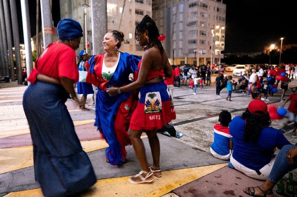 Guadeloupe: entre fête et mémoire, la diaspora haïtienne rassemblée autour de son drapeau