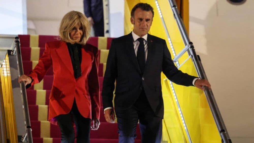 "C'est malhonnête..." : Emmanuel Macron giflé par Brigitte, un témoin présent dans l'avion raconte ce qu'il s'est passé !