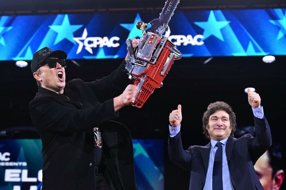 Tronçonneuse à la main, Musk célèbre avec les conservateurs le retour de Trump