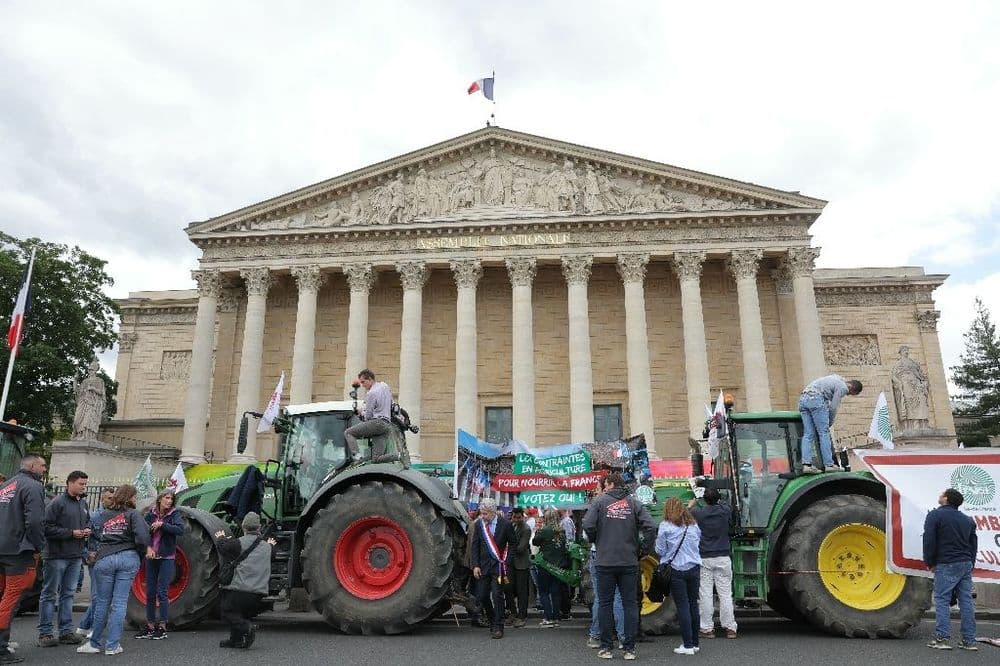 La FNSEA gare ses tracteurs à l'Assemblée nationale pour demander "des solutions" pour produire