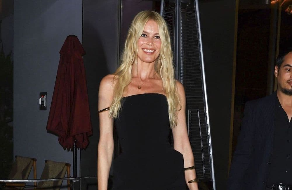 A 54 ans, Claudia Schiffer fait sensation en mini robe et cuissardes