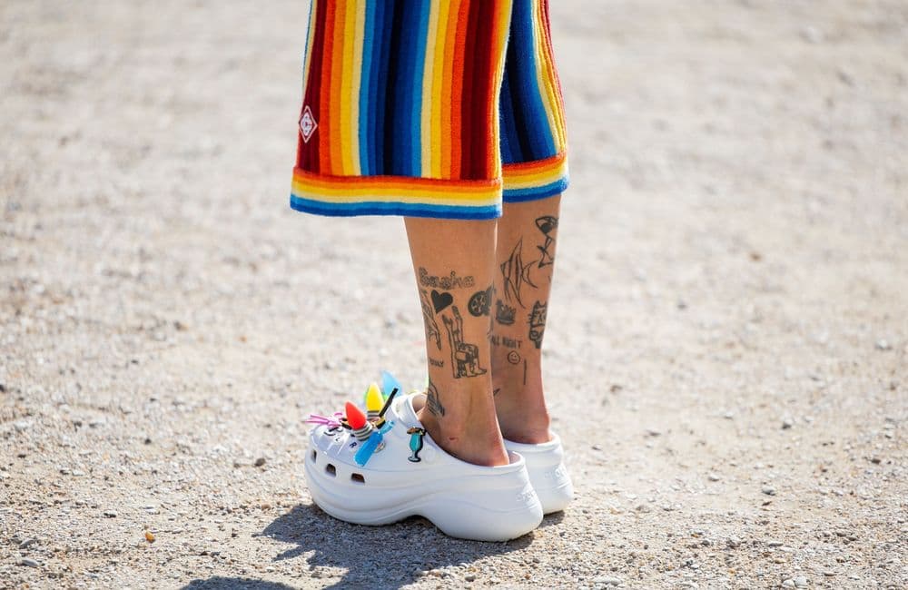 Ces chaussures décriées voient leur popularité exploser en France