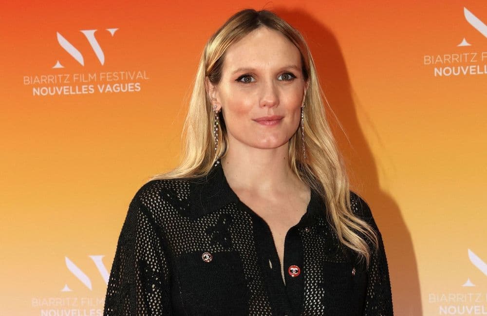 Ana Girardot dévoile son ventre rond en tenue transparente sur le tapis rouge