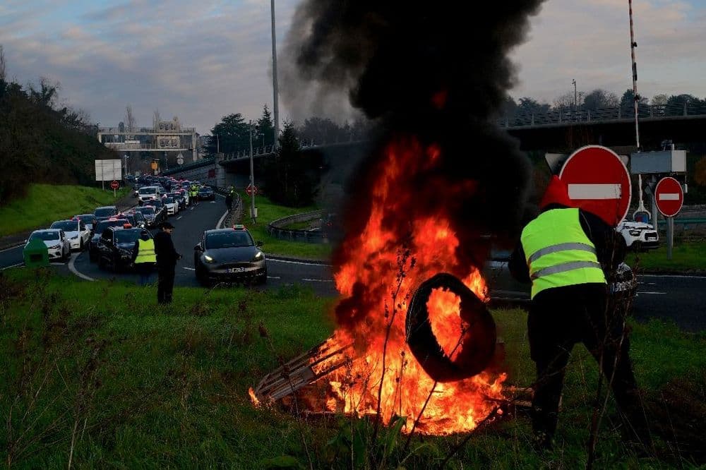 Transport des malades: des chauffeurs de taxi en colère et inquiets mobilisés à Lyon et Toulon