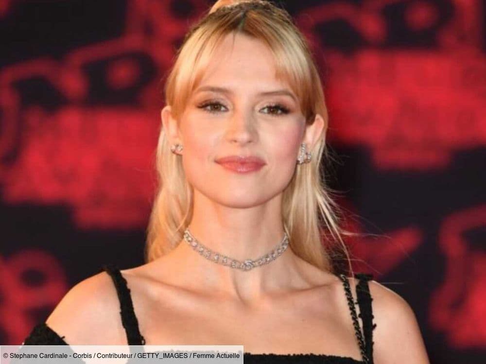 Angèle superbe dans un look casual jean, sweat, long trench et grosse écharpe