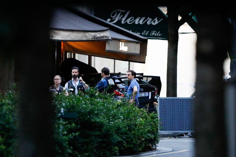 Une voiture fonce sur une terrasse à Paris: un mort, la piste de l'accident privilégiée