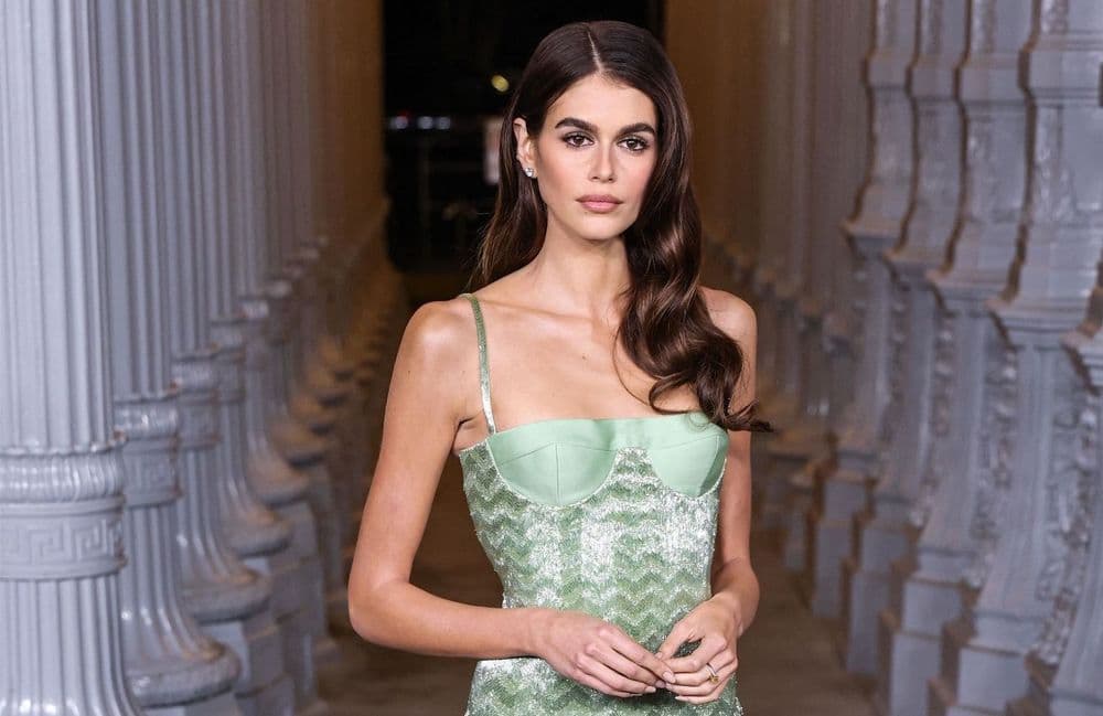 Kaia Gerber ravive l'élégance des années 20 dans une robe signée Valentino