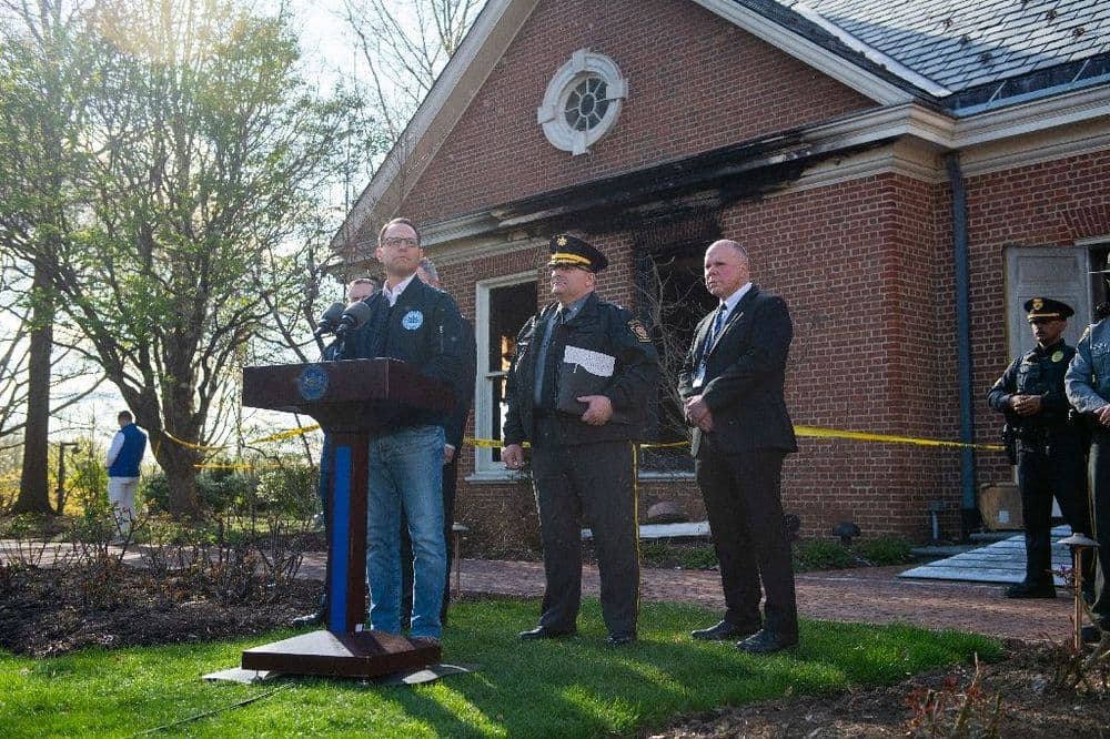 Un homme inculpé pour tentative de meurtre après l'incendie au domicile d'une figure démocrate américaine