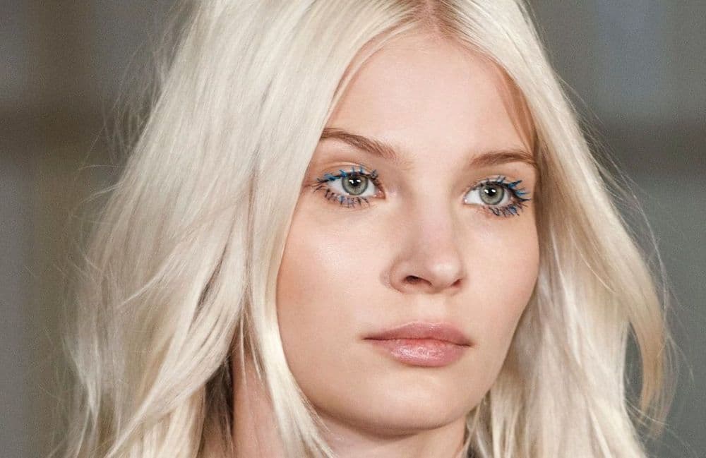 Cette couleur de mascara sera partout cet été (et ce n’est pas le noir)