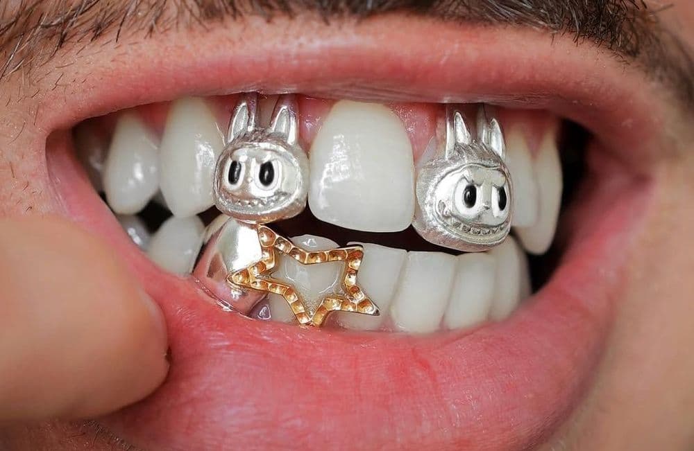 Labubu : comment cette peluche terrifiante s’est imposée… en version grillz !
