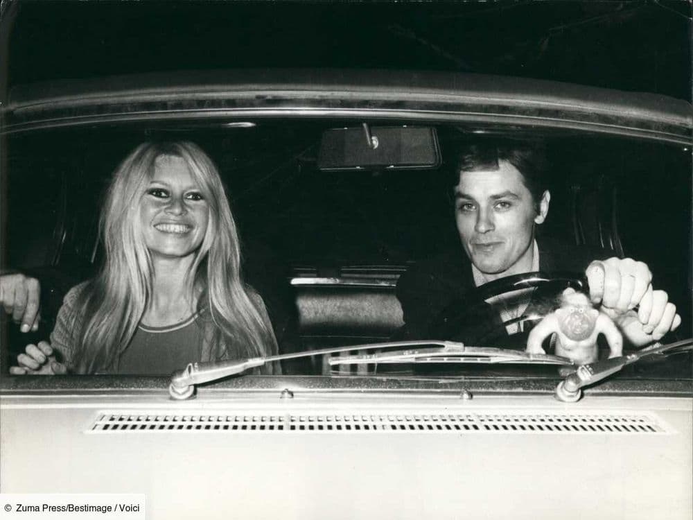 Alain Delon : Brigitte Bardot révèle la touchante habitude qu'il avait lorsqu'il vivait chez elle à la Madrague