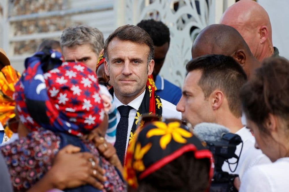 Macron quitte Mayotte après une réunion de crise et une visite dans une zone enclavée