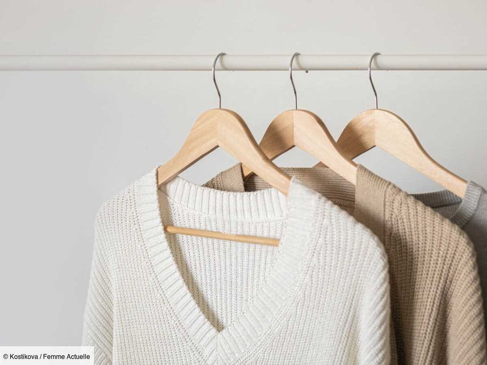 Comment suspendre un pull sur un cintre sans le déformer ni l'abîmer ?