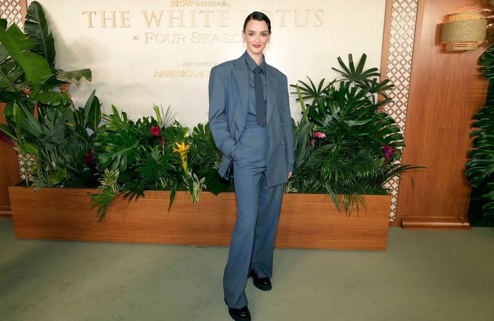 Charlotte Le Bon, chic et élégante en costume-cravate à la soirée « The White Lotus »
