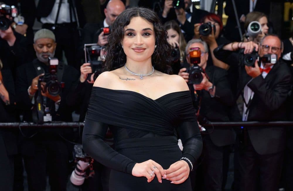 Épaules dénudées et robe fourreau : Camélia Jordana embrase le Festival de Cannes