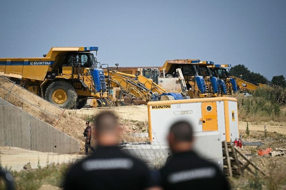 A69: des centaines d'opposants rassemblés près du chantier