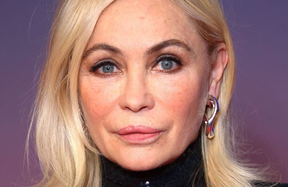 Carré frais et blond solaire : Emmanuelle Béart signe la transformation capillaire de la saison