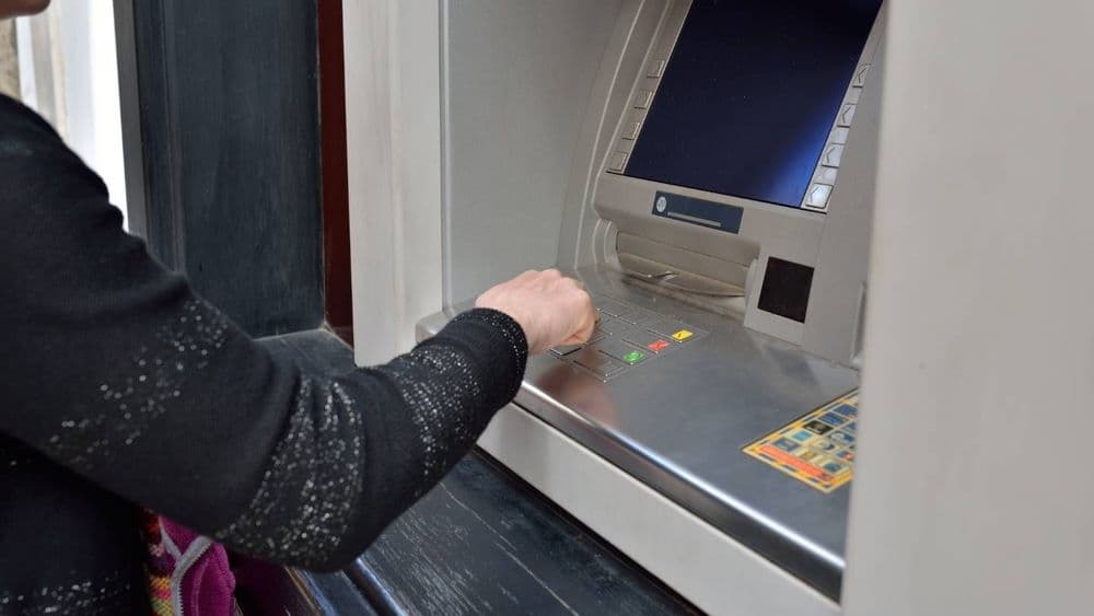 Retraits plus chers, cartons rouges pour l'énergie, échéances fiscales : les infos clés de ce mardi