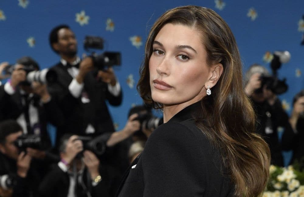 « J'étais obsédée » : Hailey Bieber se confie sur son rapport à son corps après son accouchement