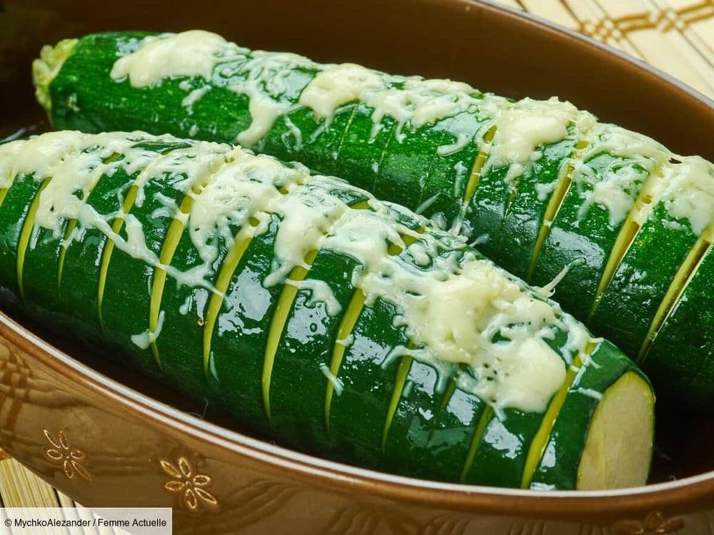 Vous allez adorer cette recette de courgette hasselbak au bacon et mozzarella