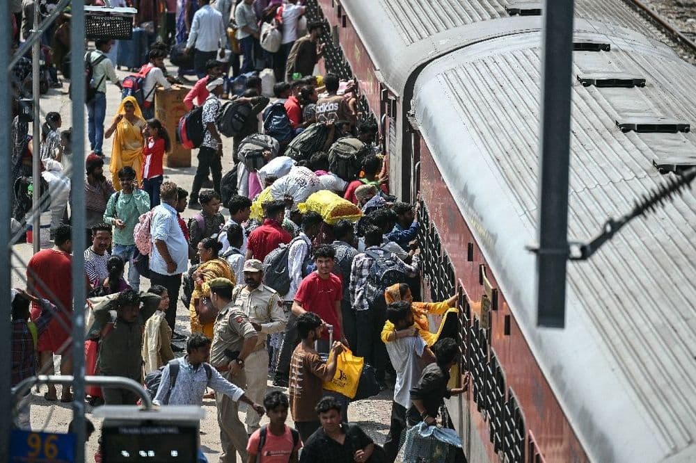 Dans la gare de Jammu, des centaines d'Indiens en fuite