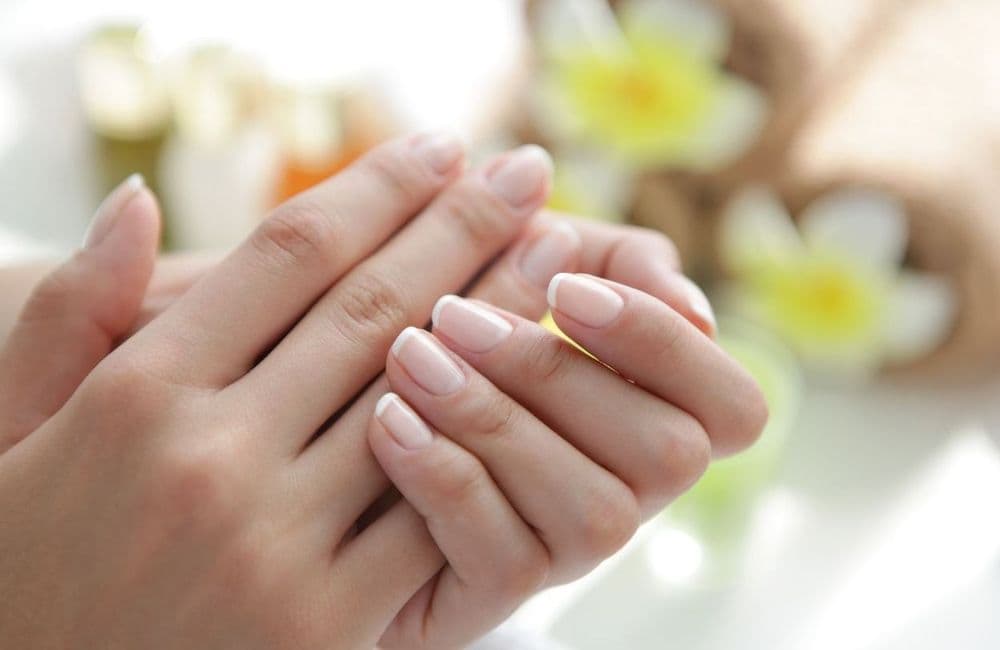Ces 3 habitudes accélèrent le vieillissement des mains selon une dermatologue