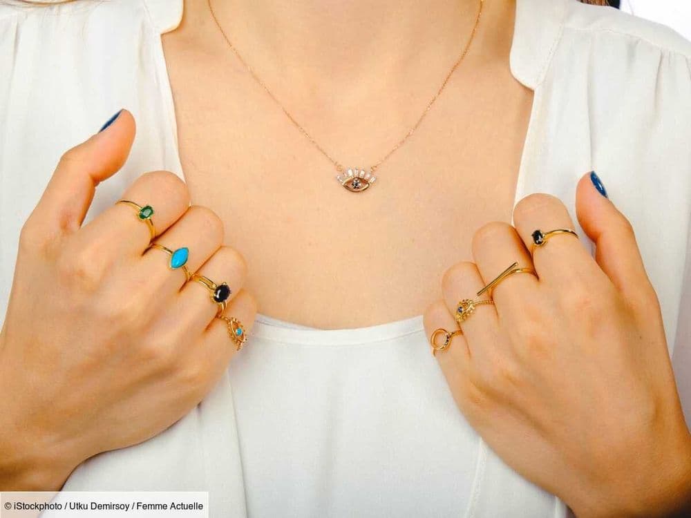 Bijoux dorés : les 5 couleurs de vêtements qui vont le mieux avec vos accessoires
