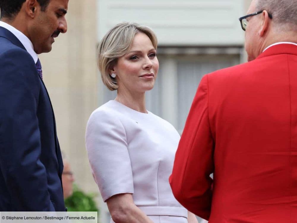 Charlène de Monaco s'emmitoufle dans un perfecto marron tendance pour féliciter l'équipe des jeunes rugbymen monégasques