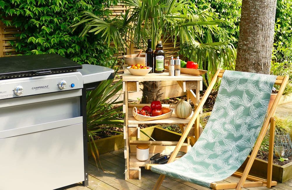 Transformer une palette en desserte de jardin