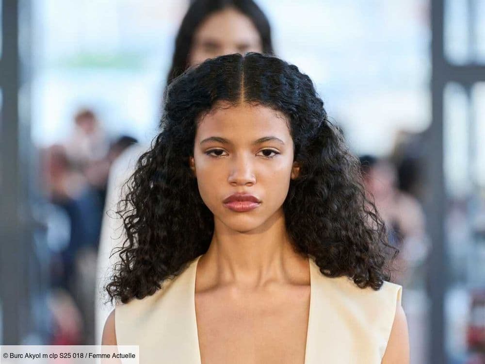 7 idées de coiffures pour cheveux bouclés à tester absolument